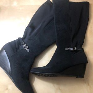 Stretchy black boots